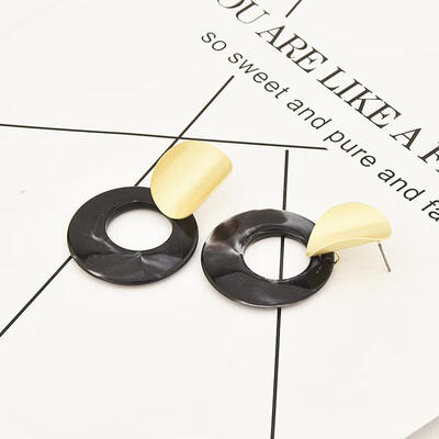 

Korean New Round Earrings Resin Black White Acetic Acid Dangle Drop Earrings For Women Statement Earings Fashion Jewelry 2019