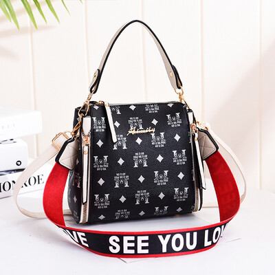 

In summer the new tide of Korean womens handbags fashion handbags simple Joker shoulder Messenger bag