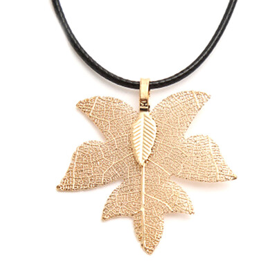 

New Women Fashion Creative Natural Leaves Maple Leaf Necklace Pendants Gifts Sweater Chain Long Paragraph Wild Jewelry