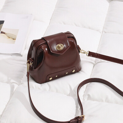 

Hong Kong wind retro bag 2019 summer on the new lock net red Western style womens casual shoulder bag Messenger bag tide