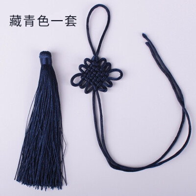 

Exquisite Chinese knot pendant features handmade crafts