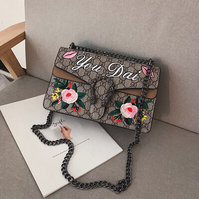 

Qiao Bani 2019 new Korean retro style old flower embroidery flower hit color Bacchus bag shoulder diagonal trend handbags