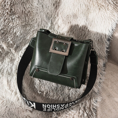 

On the new wave of womens handbags Korean version of 100 minimalist ladies shoulder Messenger bag fashion bucket bag