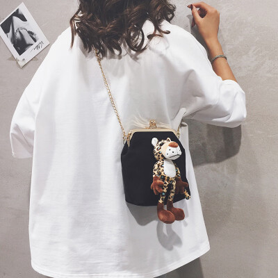 

2019 new popular bag female wild cartoon doll canvas bag tide Korean fashion chain shoulder Messenger bag