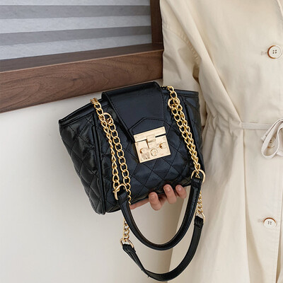 

Korean version of the small bag female 2019 new Korean version of the ins super fire fashion rhombic chain small square bag shoulder Messenger bag