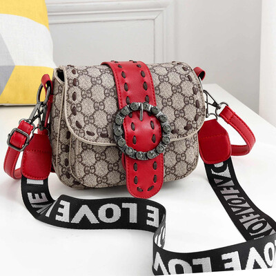 

On the new womens fashion lady simple Korean version of the one-shoulder oblique satchel personality girl bag