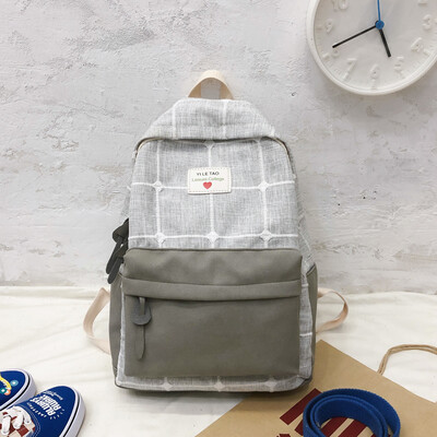 

High school students in Mori Department have a sense of antique plaid simple shoulder bags