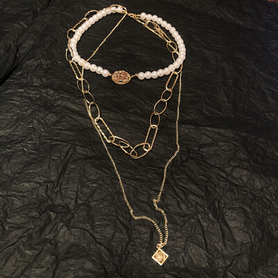 

Gold Color Queen Coin Pendant Necklace for Women Imitation Pearls Cross Choker Necklace Short Interlocking 2019 Fashion Jewelry
