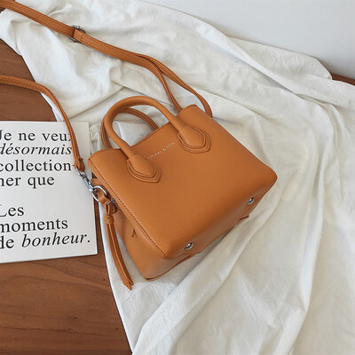 

Qiao Bani 2019 early autumn new European&American style fashion C letter K ribbon killer bag hand shoulder shoulder diagonal female bag