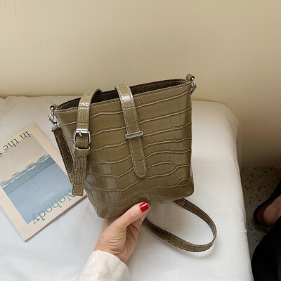

Retro texture bag ins fashion crocodile pattern bucket bag new 2019 Korean Joker womens bag Messenger bag