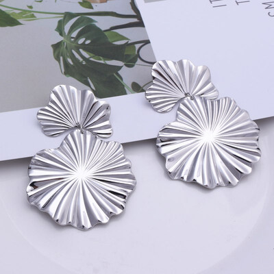 

European Trendy Geometric Metal Big Drop Earring For Women Leaf Flower Round Brincos Statement Earring Party Jewelry Model Show