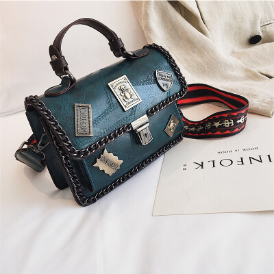 

Bag female 2019 new handbag tide Korean fashion retro badge casual wild shoulder slung small square bag