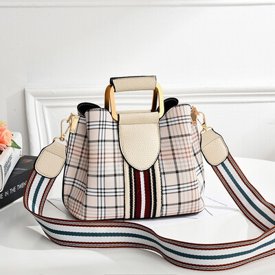 

In summer the new fashion of women the fashion the handbag the handbag