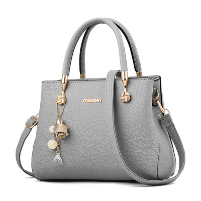 

Womens summer fashion womens handbags in Europe&the United States have a large capacity air single shoulder slanted women