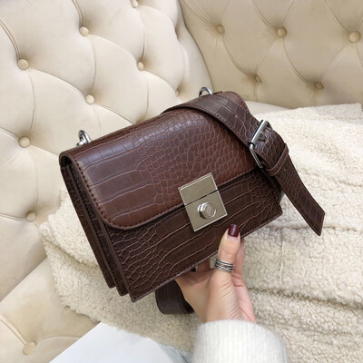

Wide shoulder strap female bag new Korean version of the wild Messenger bag retro port wind lock single shoulder small s