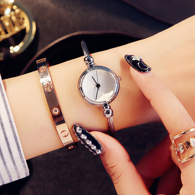 

Ins small dial watch female mini compact retro thin chain literary bracelet watch simple Korean version of the leisure atmosphere