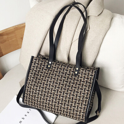 

Autumn on the new 2019 new Korean version of fashion leisure wool weaving one shoulder slanted small square bag