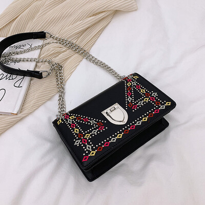

Early autumn fashion embroidered bag 2019 new fashion beaded chain small square bag womens shoulder Messenger bag tide