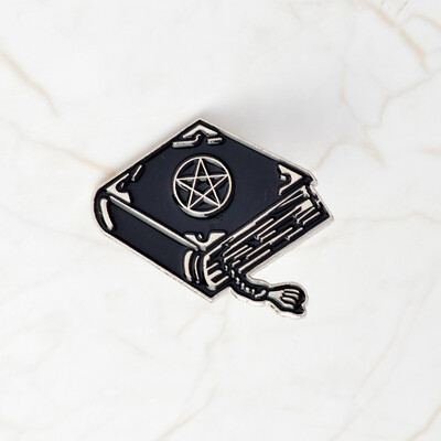 

1X Unisex Witch Hand Book Enamel Brooches Badges Pins Bag Coat Clothing Jewelry