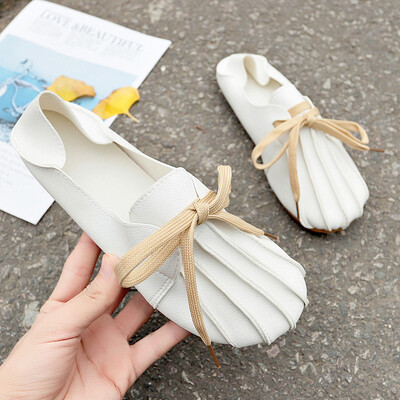 

Two women wearing single shoes flat soft bottom 2019 new spring shell lazy one pedal bean shoes women slippers