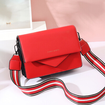 

Korean version of one shoulder slung ladies bag geometric stitching 2019 new wide shoulder strap casual fashion small square bag