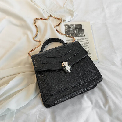 

Qiao Bani 2019 new European&American style fashion snake pattern transition color BV snake head flip cover shoulder shoulder diagonal handbag