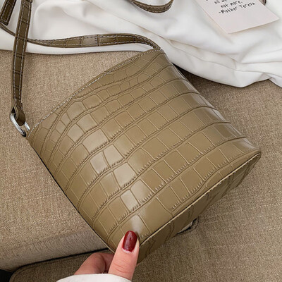 

Retro minority design crocodile pattern shoulder bucket bag 2019 early autumn new womens bag Joker Messenger bag