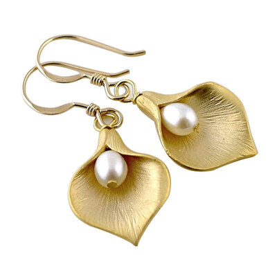 

Creative Women Faux Pearl Flower Petal Pendant Hook Earrings Retro Party Jewelry