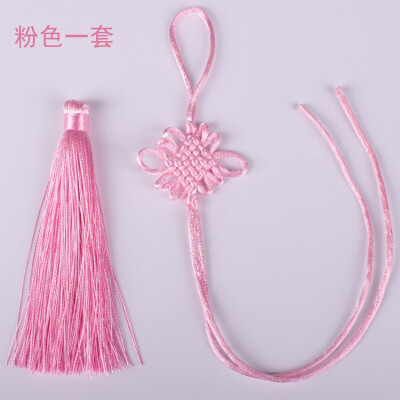 

Exquisite Chinese knot pendant features handmade crafts