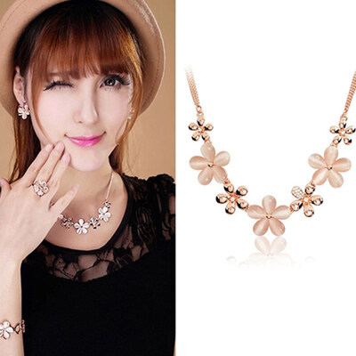 

Women Fashion Gold Plated Chain Flower Opal Rhinestone Charm Pendant Necklace