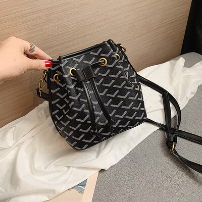 

Qiao Bani 2019 new Korean chic fashion dog teeth bucket bag collision color single shoulder diagonal trend handbags