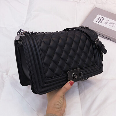 

2019 Korean version of the new shoulder Messenger bag personality Lingge chain fashion Joker small square bag