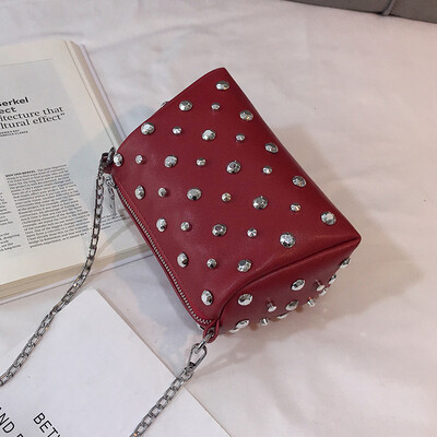 

2019 new casual wild Messenger bag female Korean fashion temperament chain bag personality cool cool rivet shoulder bag