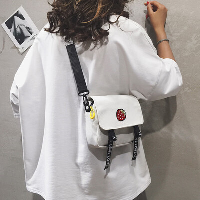 

Ancient sense bag female new 2019 Korean version of the simple wild postman slung ins strawberry canvas bag shoulder bag