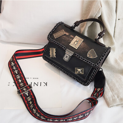 

Bag female 2019 new handbag tide Korean fashion retro badge casual wild shoulder slung small square bag