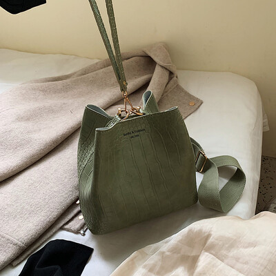 

Ins super fire texture slung small bag female 2019 new fashion port wind broadband crocodile pattern shoulder bucket bag