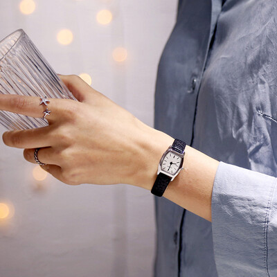 

Watch female high school students academic atmosphere small fresh Joker girl dial retro cool wind small