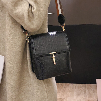 

Small bag female retro Japan&South Korea 2019 new crocodile pattern bucket bag personality wild wide shoulder strap shoulder Messenger bag