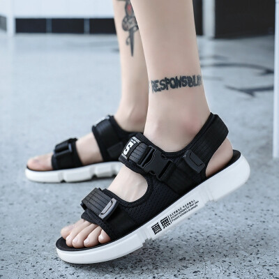 

2019 new summer boy big boy all black sandals boy high school students Korean version of soft bottom open toe leather beach shoes