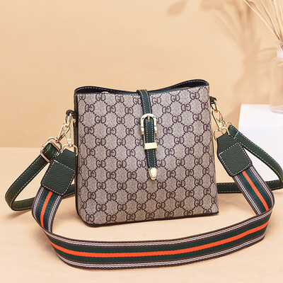 

In summer the new womens fashion is full of handbags wide shoulders single shoulder bags oblique straddling womens bags