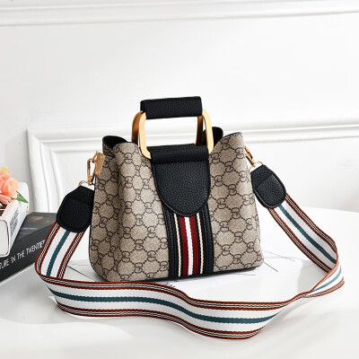 

In summer the new fashion of women the fashion the handbag the handbag