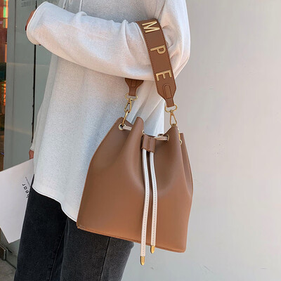 

Bag female 2019 new female bag pumping bucket bag tide Korean version of the simple wild portable Messenger bag shoulder bag big bag