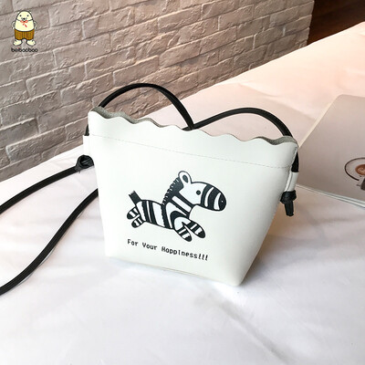

Young girls small satchel 2019 new womens bag Korean wave cute Joker fashion bag shoulder Messenger bag