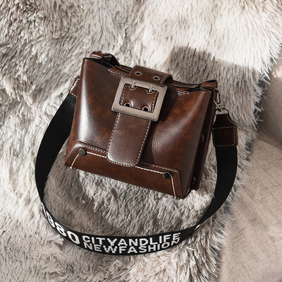 

On the new wave of womens handbags Korean version of 100 minimalist ladies shoulder Messenger bag fashion bucket bag