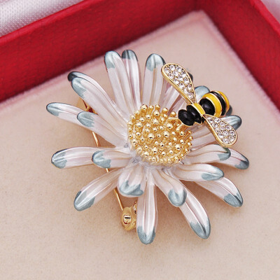 

Cute Little Bee Brooch Daisy Corsage Coat Coat Dot Decoration