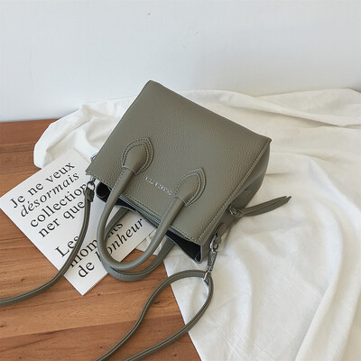 

Qiao Bani 2019 early autumn new European&American style fashion C letter K ribbon killer bag hand shoulder shoulder diagonal female bag