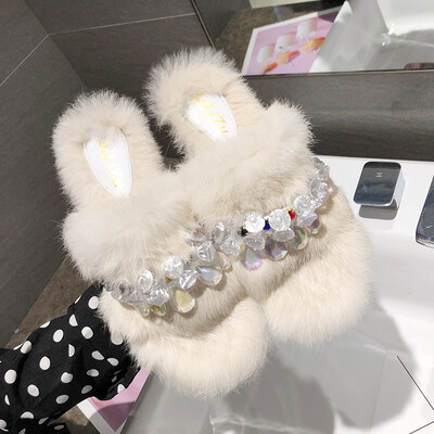 

Women with fur slippers wear the same type of flat-bottomed water drill in autumn