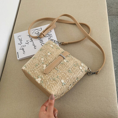 

Summer new straw bag female 2019 new Korean version of the wild shoulder slung fashion woven lace bucket bag