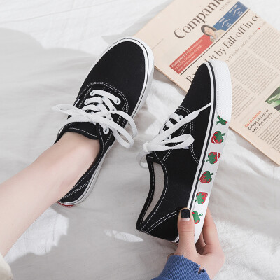 

Summer strawberry canvas shoes female shoes students Korean version of small black shoes spring 2019 new casual board shoes tide