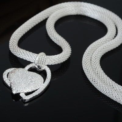 

Women Silver Plated Love Dual Heart Shaped Pendant Choker Short Chain Necklace
